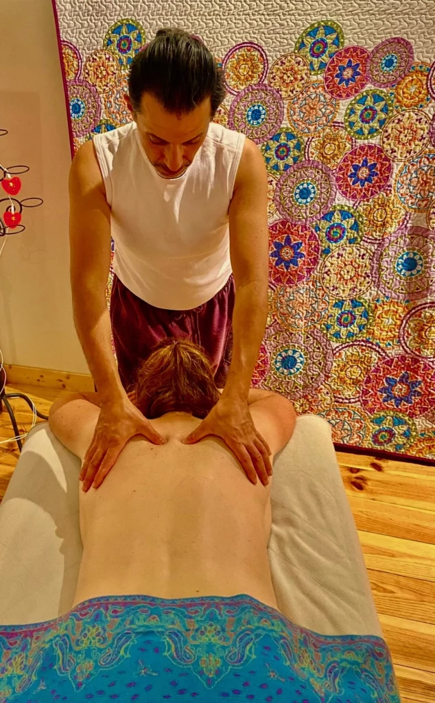 Le Garçon Masseur, massage intuitif dos femme sur table